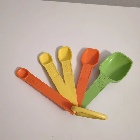 Vintage Tupperware Measuring Spoons Orange, Yellow & Green Set Of 5 plus D Ring - Picture 1 of 3